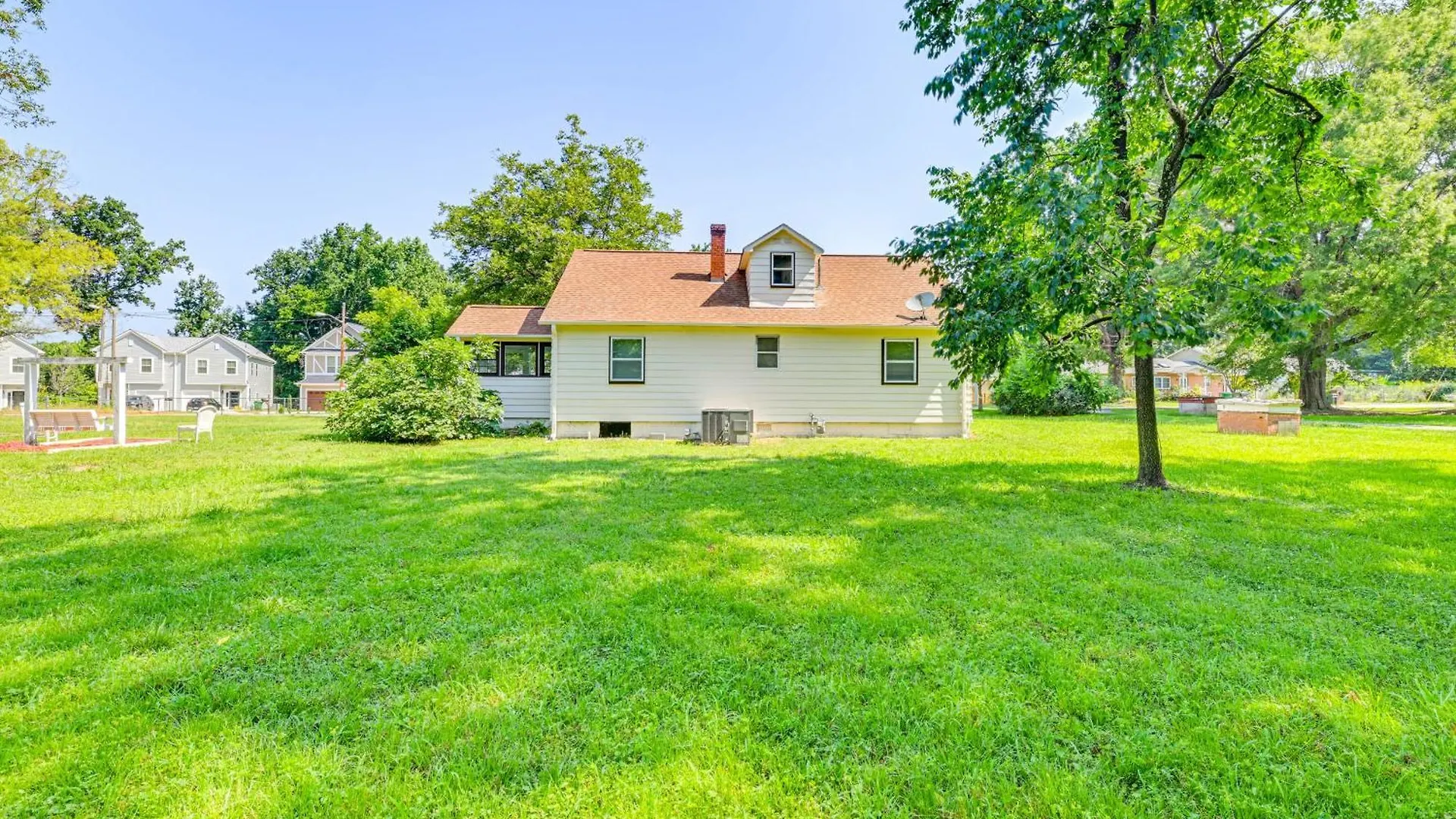 Dom wakacyjny 6 Mi To Dtwn Charming Home With Yard In Charlotte Stany Zjednoczone Ameryki