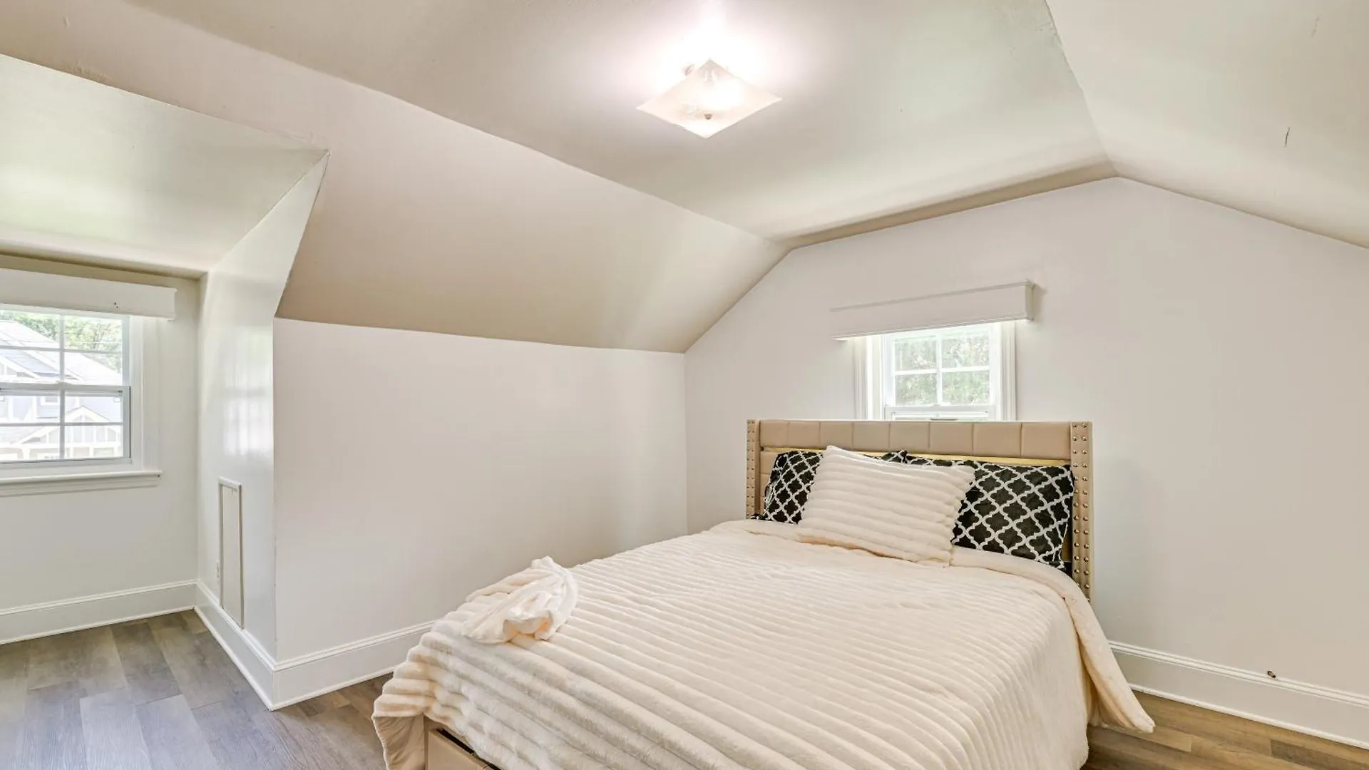 Dom wakacyjny 6 Mi To Dtwn Charming Home With Yard In Charlotte
