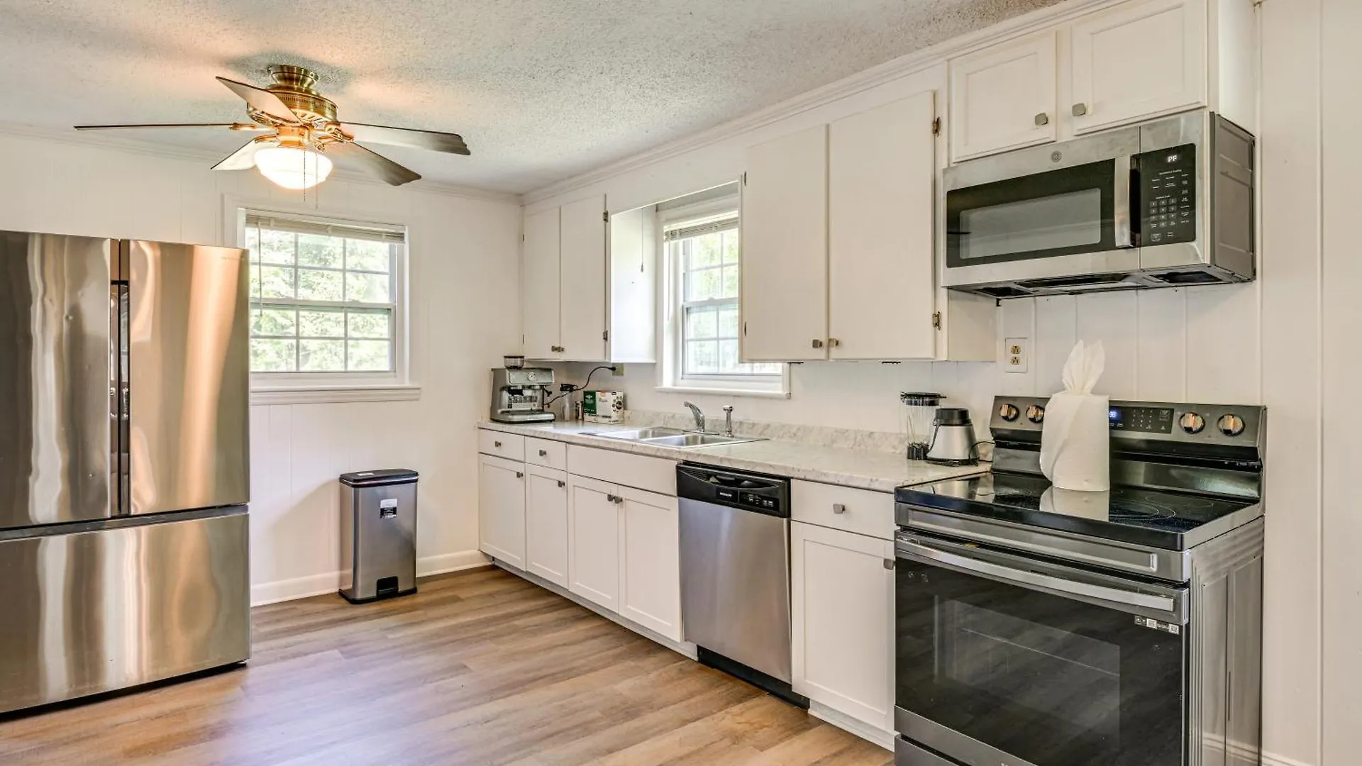 Dom wakacyjny 6 Mi To Dtwn Charming Home With Yard In Charlotte Stany Zjednoczone Ameryki