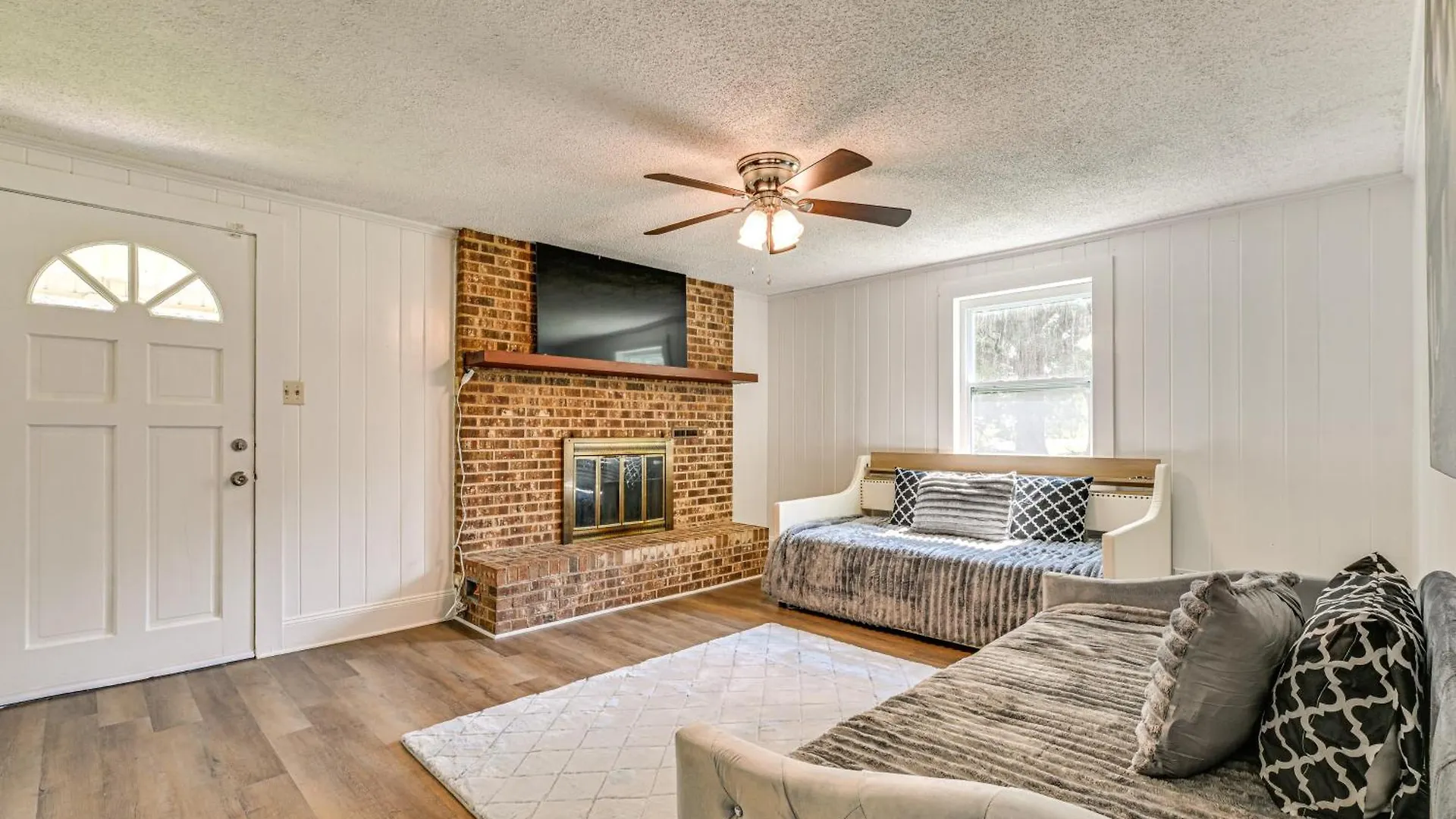 6 Mi To Dtwn Charming Home With Yard In Charlotte