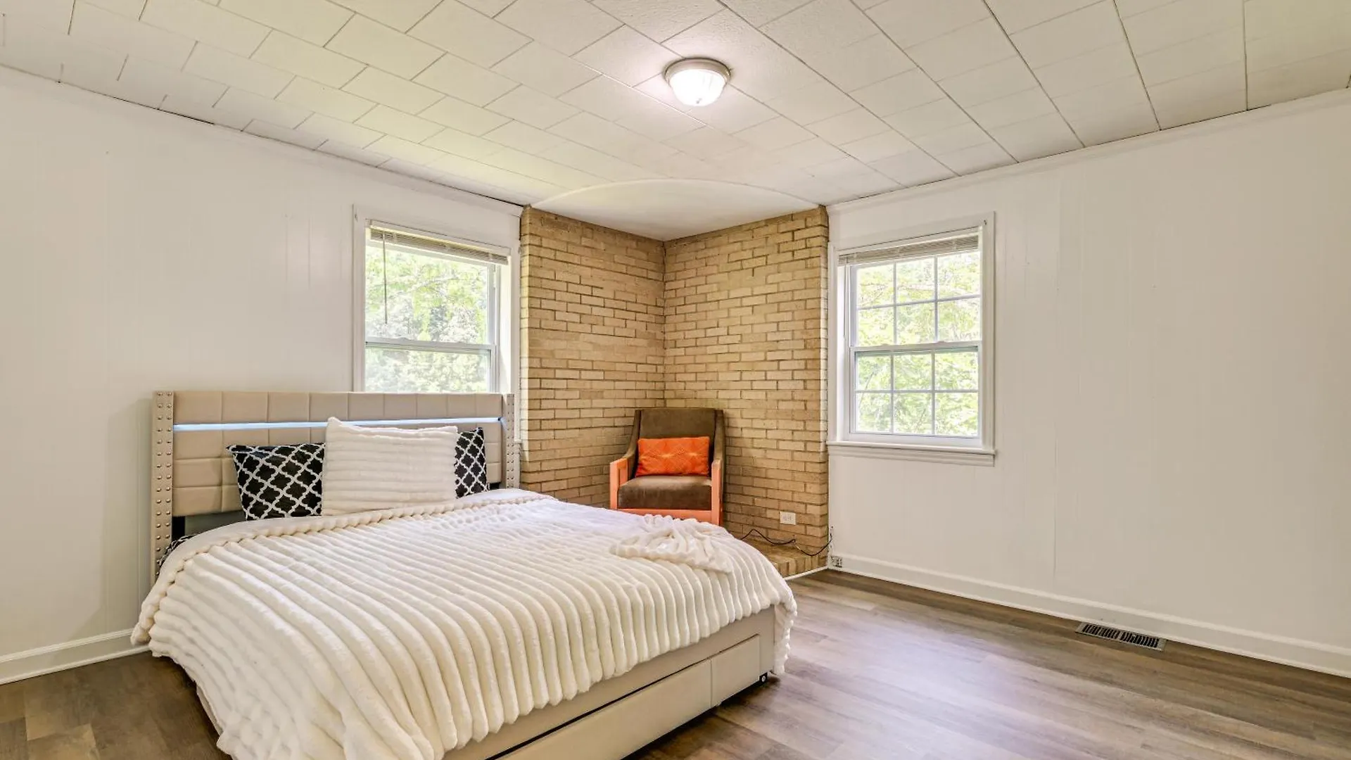Dom wakacyjny 6 Mi To Dtwn Charming Home With Yard In Charlotte
