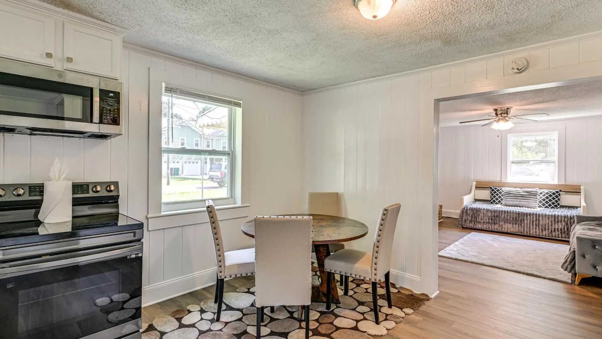 6 Mi To Dtwn Charming Home With Yard In Charlotte