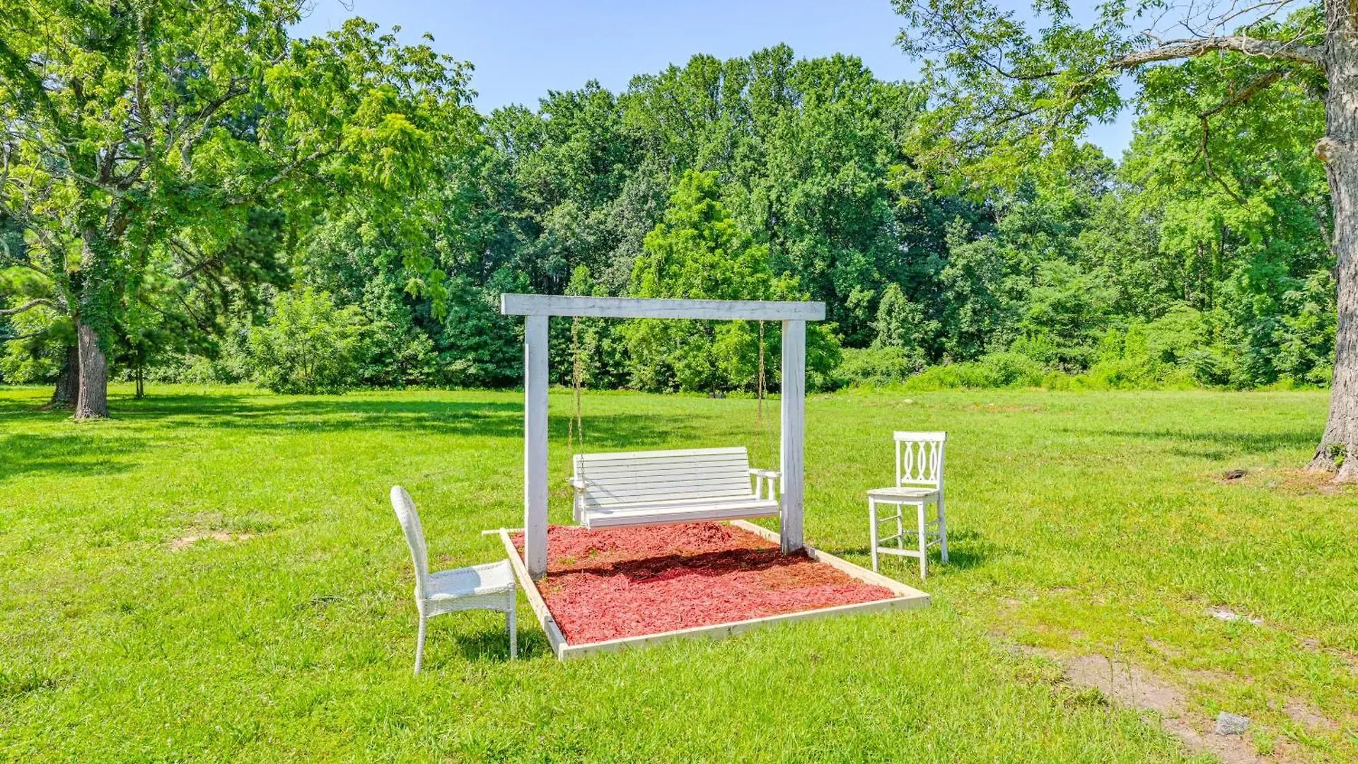 Dom wakacyjny 6 Mi To Dtwn Charming Home With Yard In Charlotte